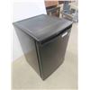 Image 2 : Danby Bar Fridge 27'' x 19'' x 17'' 