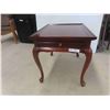 Image 1 : End Table 22'' x 27'' x 21'' 