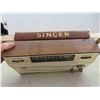 Image 8 : Vintage Singer AM/FM Transistor Radio