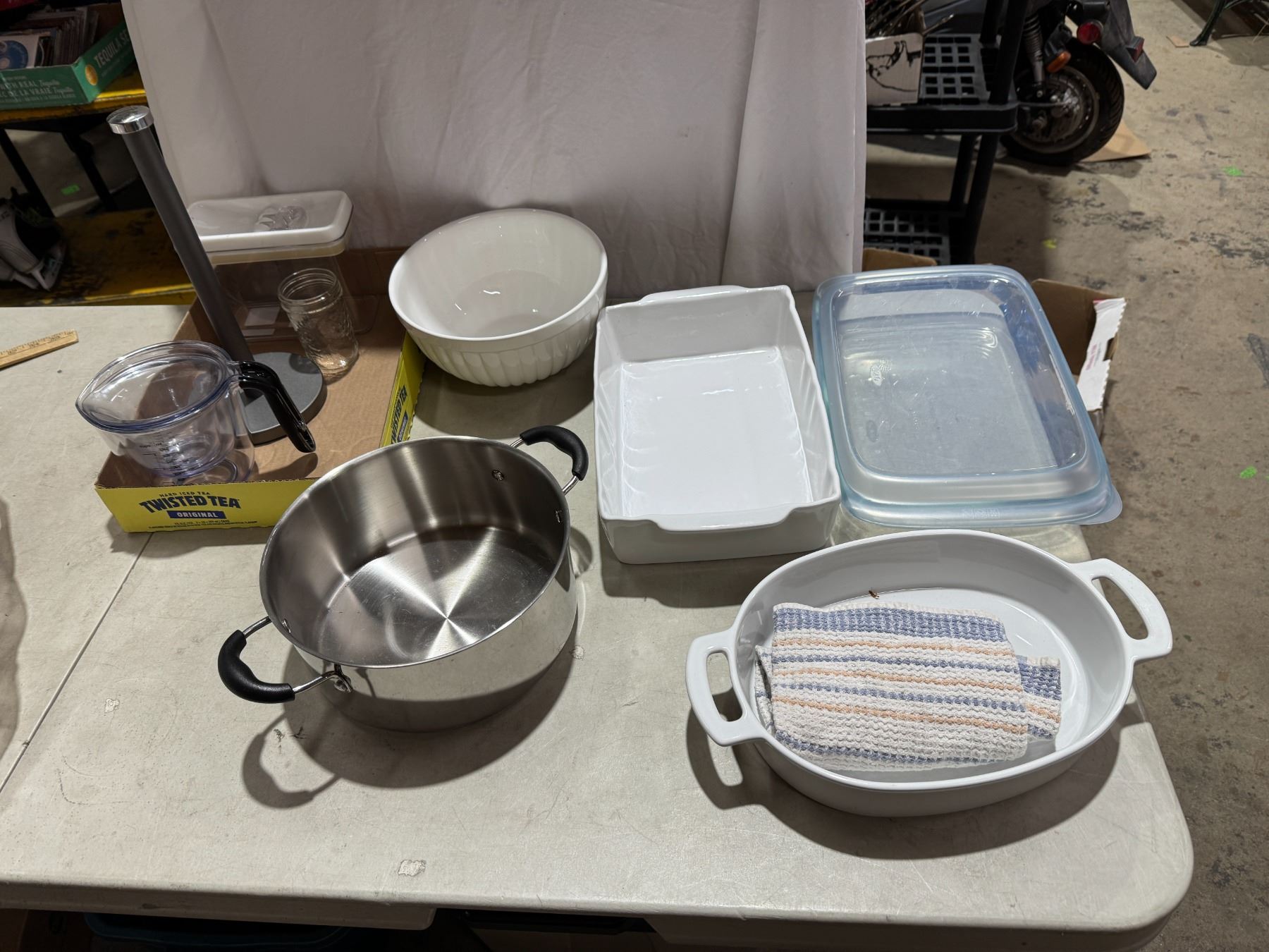 Baking dishes and other kitchen items