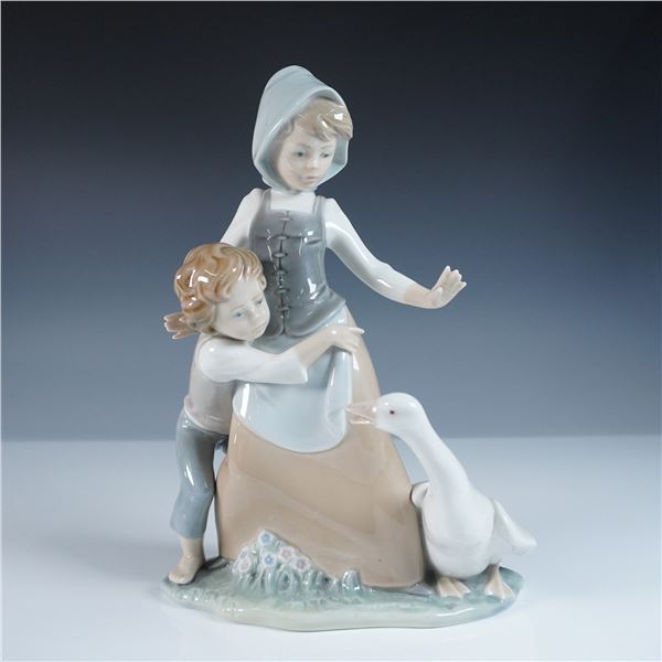 Lladro Figurine, Avoiding the Goose 1005033