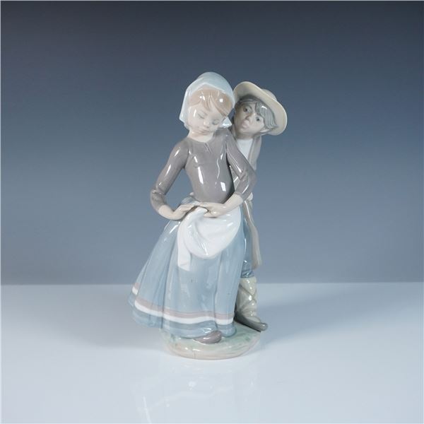 Lladro Figurine, Little Couple Kissing 1001188