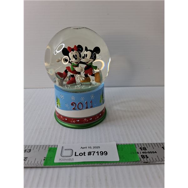 2011 Minnie/Mickey Mouse Snowglobe 5" Tall
