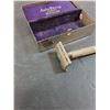 Image 2 : Vintage Auto Strop Razor w/Case