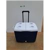 Image 1 : Rubbermaid Portable Cooler - 18 x 21 x 15"