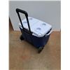 Image 4 : Rubbermaid Portable Cooler - 18 x 21 x 15"