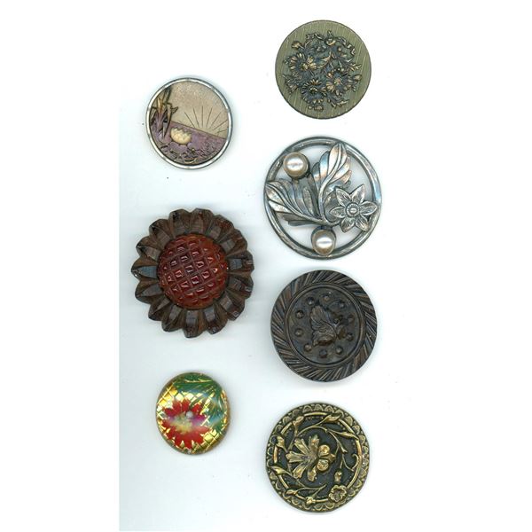 A small card of division 1 & 3 assorted floral buttons