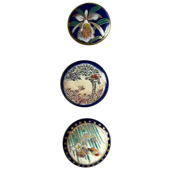 A small card of Japanese Satsuma buttons