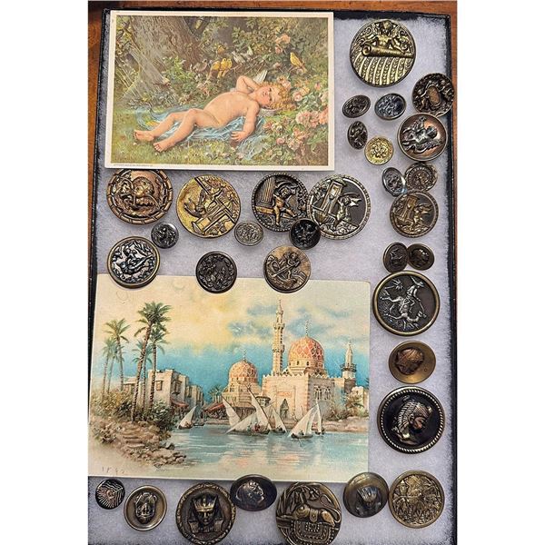 A Riker tray of assorted pictures buttons