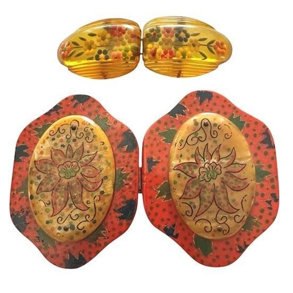 A small card of Bakelite buckles