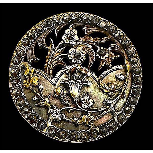 A division one openwork pictorial pearl button