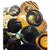 Image 4 : A bag lot of assorted buttons