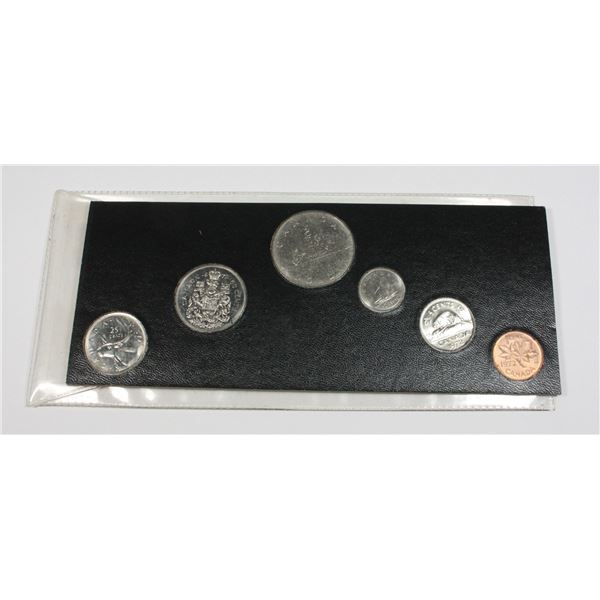 #48 CANADIAN 1972 COIN SET + CASE VOYAGEUR DOLLAR