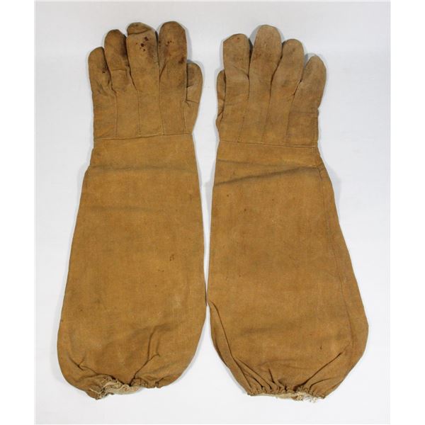 #132 WW2 ROYAL CANADIAN ARTILLERY LOADER GLOVES
