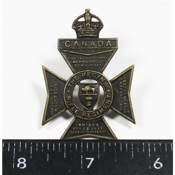 #166  WW2 CANADA REGINA RIFLE REGIMENT CAP BADGE