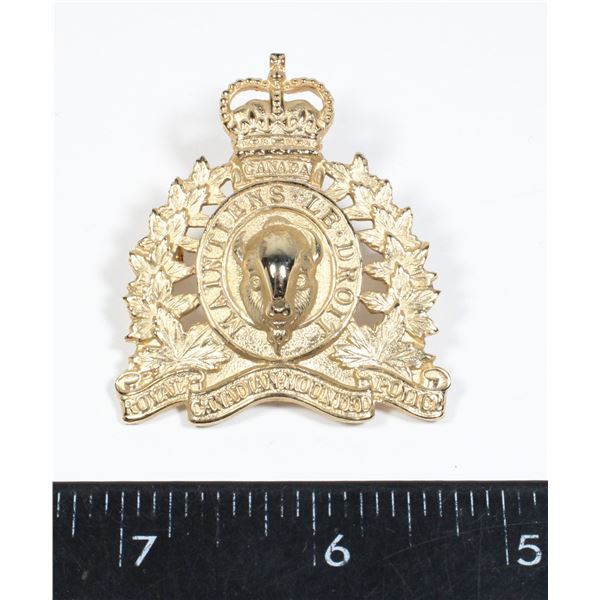 #270 ROYAL CANADIAN MOUNTED POLICE CAP BADGE 1970
