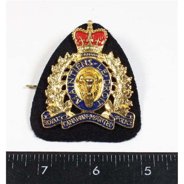 #272 ROYAL CANADIAN MOUNTED POLICE CAP BADGE 1979