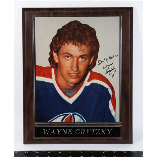 690D WAYNE GRETZKY PHOTO PLAQUE W/ FACSIMILE SIG