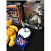 Image 3 : VARIOUS SPORTS COLLECTIBLES LOT (GRETZKY, KOBE,MANNING