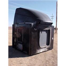 BLACK KENWOOD 60" SLEEPER W/WIND DEFLECTORS