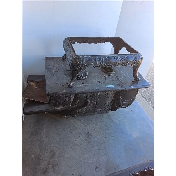 *** De Moore Co. Hamilton Cast Iron Wood Stove No. 9-22 - Made in 1899 - w/Base - 49" x 28" x 20" (N