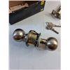 Image 3 : (5) Yale Entry Door Knobs with Lock and Keys