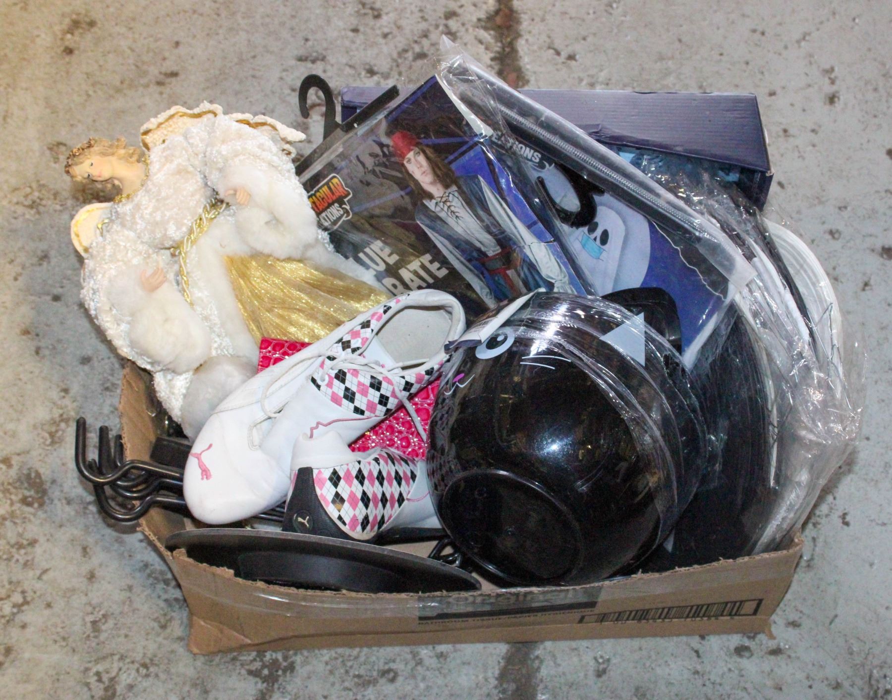 FLAT OF ASSORTED ITEMS