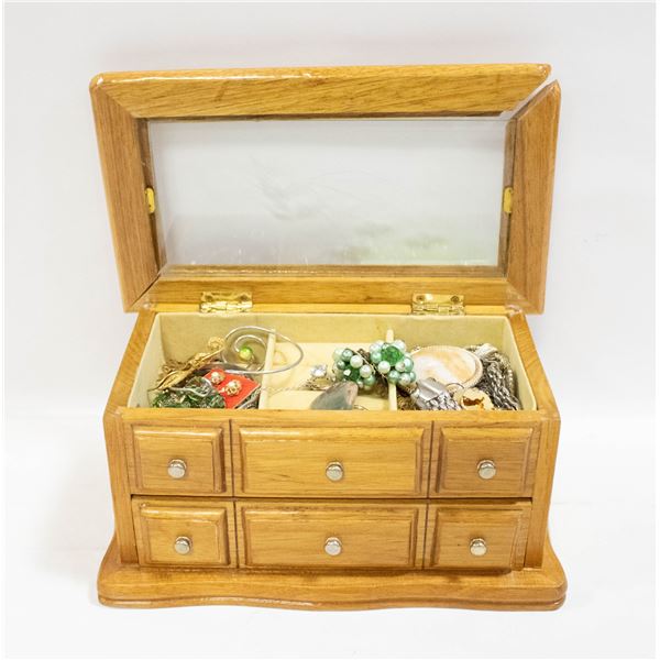 ESTATE JEWELRY LOT IN WOODEN VINTAGE JEWELRY CASE
