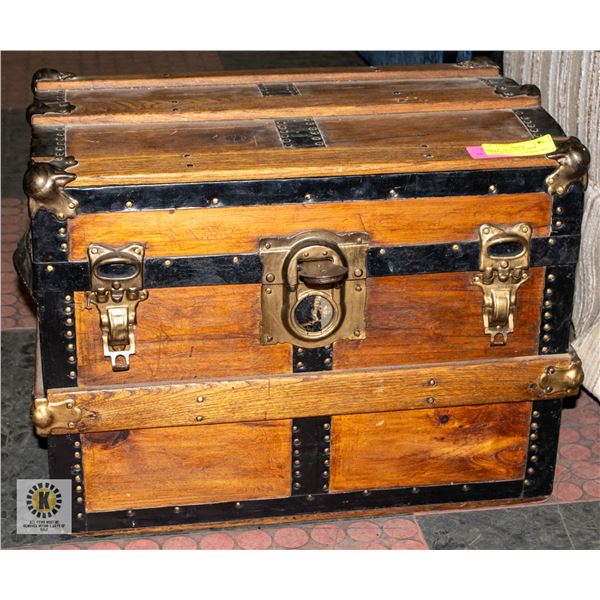 SMALL CHEST FILLED WITH VINTAGE TOYS