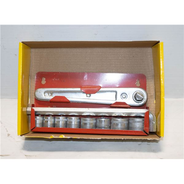 ESTATE SOCKET SET IN METAL WALL HOLDER