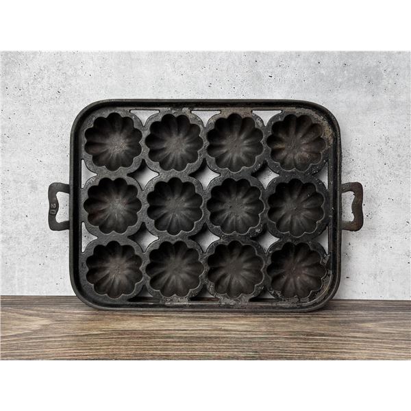 Lodge Cast Iron Turks Head #20 Muffin Pan