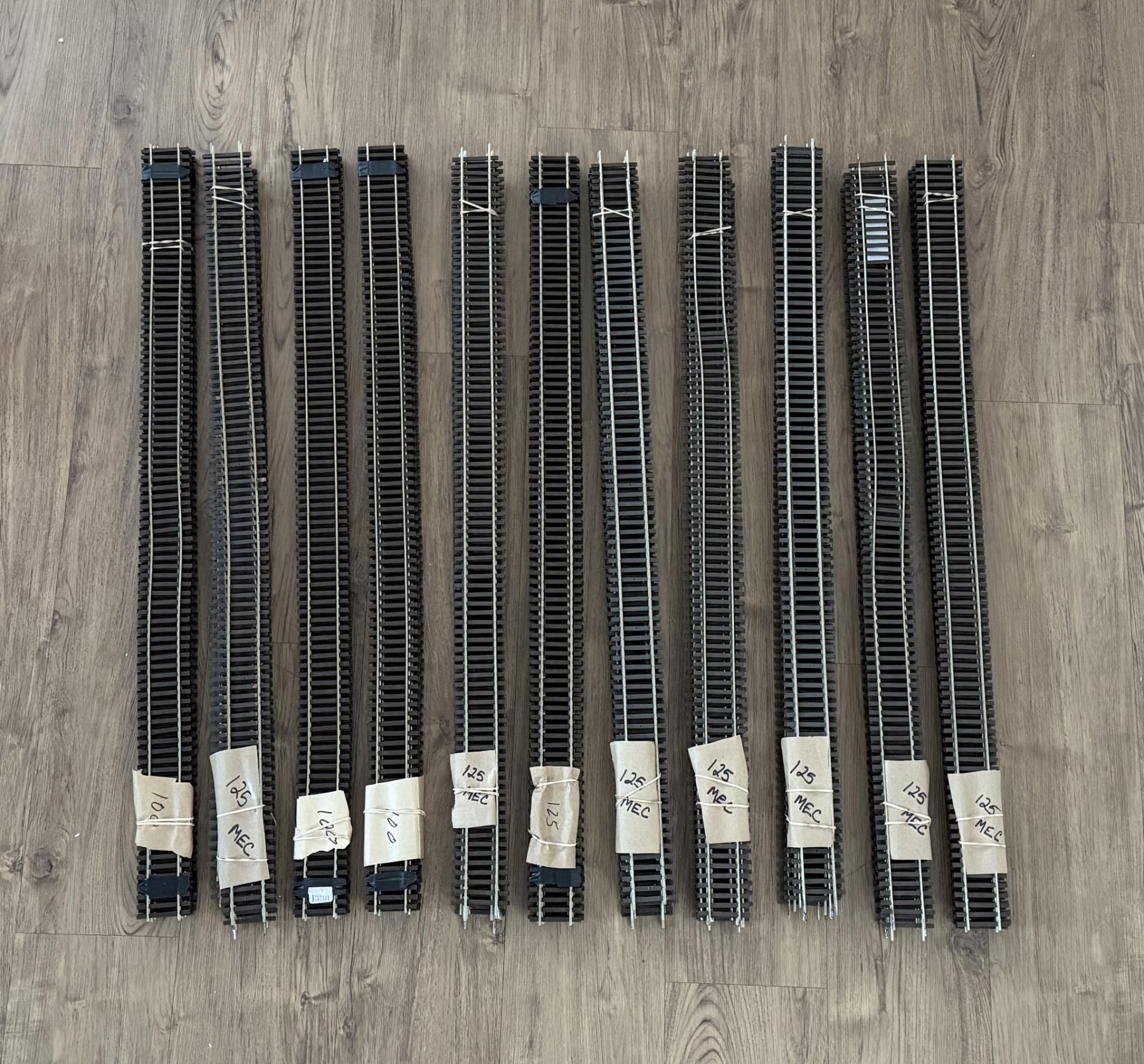 Micro Engineering 10 132 O Code Flex Train Tracks