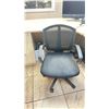 Image 2 : 1 MAPLE PEDESTAL  L SHAPED OFFICE DESK WITH 6 DRAWERS AND 1 MESH ROLLING OFFICE CHAIR