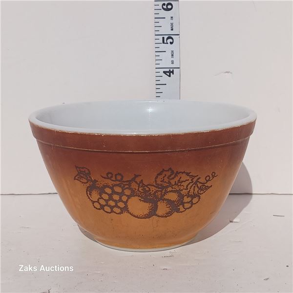 Vintage (1974 - 1978) Milk Pyrex 401 1 1/2 PT Old Orchard Fruit