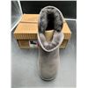 Image 3 : Kirkland Ladies Shearling Boots Size 8 in Gray