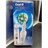 Image 1 : Oral-B Pro 1000 Rechargeable Electric Toothbrush with Pressure Sensor