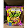 Image 2 : Sour Patch Kids Berries Soft Candy, 12 Packs of 150g Each
