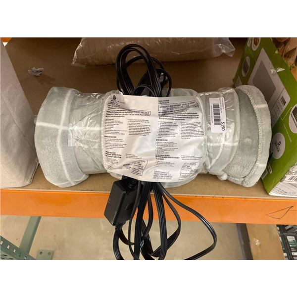 London Luxury Heated Throw in 100 Percent Polyester