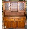 Image 1 : MOBILIER OAK BUFFET AND HUTCH H-67" W-19" L-52.5"