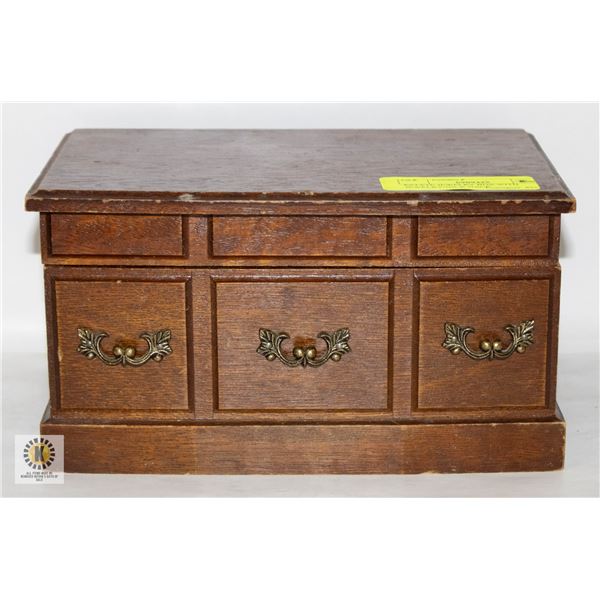 ESTATE JEWELRY BOX WITH JEWELRY/NICK NACK
