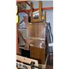 Image 1 : PALLET OF ESTATE INCLUDES DRESSER