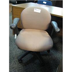Cream Ergo Mid Back Task Chair