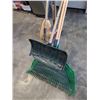 Image 2 : TWO BUNDLES OF GARDEN TOOLS
