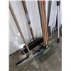 Image 3 : BUNDLE OF GARDEN TOOLS