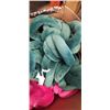 Image 2 : 8 NEW CUDDLE KNOT PILLOWS 4 GREEN 4 PINK