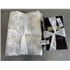 Image 1 : KING DUVET COVER SET WITH 4 PILLOW SHAMS