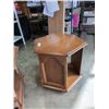 Image 3 : 2 VILAS MAPLE END TABLES