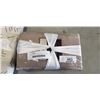 Image 2 : QUEEN DUVET COVER SET WITH 4 PILLOW SHAMS