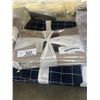 Image 1 : QUEEN DUVET COVER SET WITH 4 PILLOW SHAMS