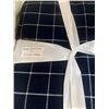 Image 2 : QUEEN DUVET COVER SET WITH 4 PILLOW SHAMS